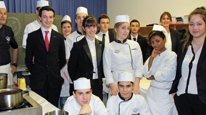 Angehende französische Spitzenköche und Servicekräfte in der Küche der Uhlandschule in Unterhausen: Sie bescherten dem Freundeskreis Städtepartnerschaft Lichtenstein mit ihrem mehrgängigen Menü ein ganz besonderes Geschmacks-  erlebnis.   FOTO: LEIPPERT