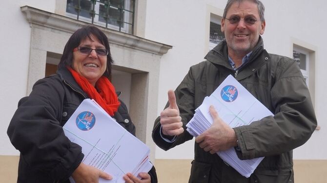 Sabine Wälder und Winfried Schneider haben für die Interessengemeinschaft »Rettet den Lichtenstein« Einwendungen gegen den Bau des Windparks Hohfleck gesammelt. FOTO: PRIVAT Sabine Wälder und Winfried Schneider haben für die Interessengemeinschaft »Rettet den Lichtenstein« Einwendungen gegen den Bau des Windparks Hohfleck gesammelt. FOTO: PRIVAT