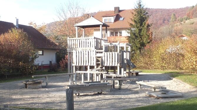 Der Wasserspielplatz im Grillparzerweg ist gut ausgestattet, hat aber keine familienfreundlichen Öffnungszeiten. FOTO: GEMEINDE