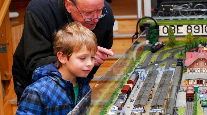 Enkel und Großvater waren bei der Ausstellungseröffnung am Sonntag gleichermaßen begeistert von der Schwarzwald- Anlage.   FOTO: