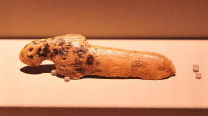 Im Original nicht mal so groß wie ein kleiner Finger und ein wenig angenagt vom Zahn der Zeit: Die 35 000 Jahre alte Löwenfigur