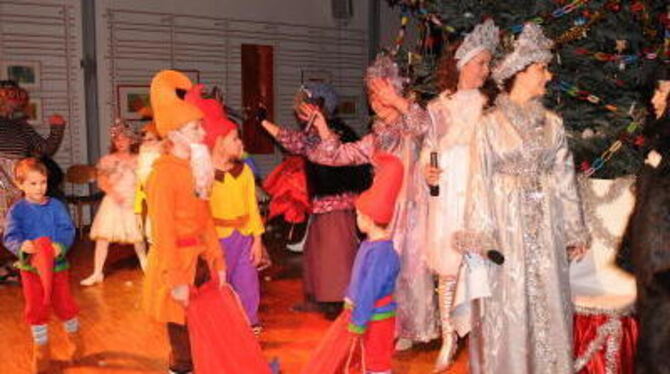 Die guten Zwerge, die Schneeflocken und die mächtige Frau Winter (Zweite von rechts) sind freundliche Wintergäste aus dem russis