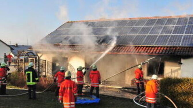 Beim Brand eines Wohnhauses in Hirrlingen entstand Sachschaden in Höhe von rund 280000 Euro. GEA-FOTO: MEYER