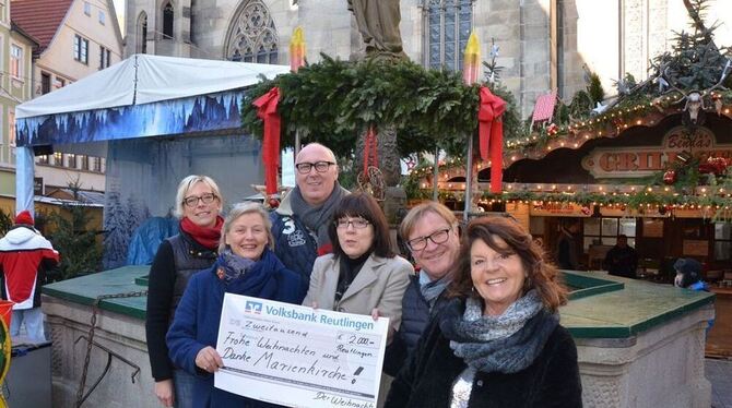 Spende an die Marienkirche (von links): Gastronomin Andrea Mettenberger, Pfarrerin Sabine Großhennig, Gastronom Ralph Benda, die