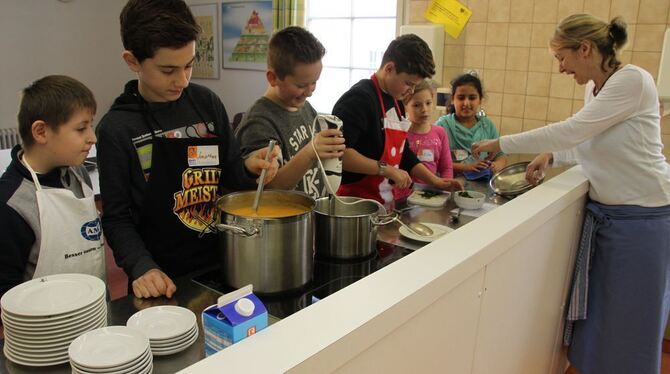 Mit viel Spaß absolvierten zehn Kinder unter der Leitung von Verena Jäger einen Kinderkochkurs. FOTO: LEISTER
