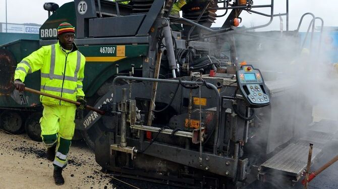 Bakary Badije aus Gambia macht einen guten Job in der Asphaltkolonne der Firma Brodbeck.
