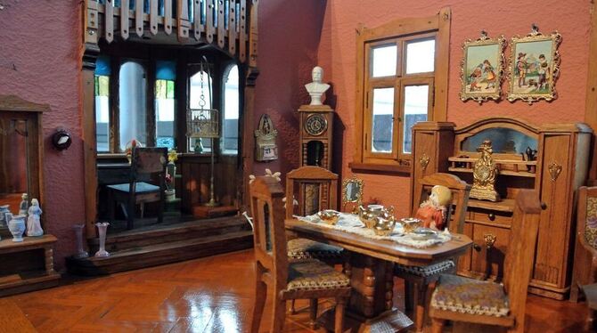 Im Treppenhaus des Reutlinger Heimatmuseums sind bis 17. Januar Spielwaren ausgestellt, die Urgroßmutters und -vaters Herz einst