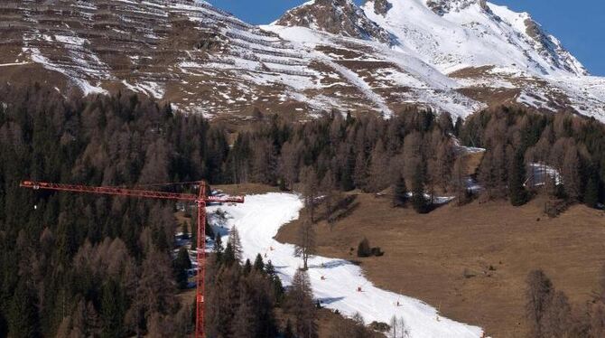 Talabfahrt nach Davos Dorf: Der Winter will einfach nicht kommen. Foto: Juergen Staiger