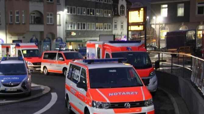 Rettungskräfte stehen am Bahnhof von Herborn, wo bei einer Messerattacke ein Polizist getötet wurde. Foto: Jörg Weirich