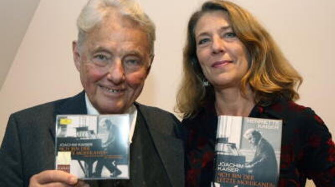 Joachim Kaiser und seine Tochter Henriette bei der Vorstellung ihres Buches &raquo;Ich bin der letzte Mohikaner&laquo;. FOTO: DP