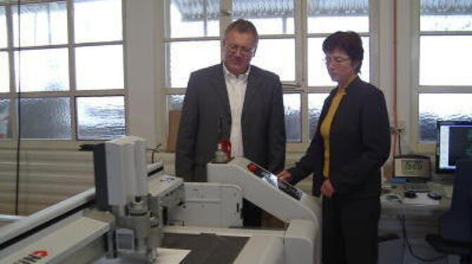 Ursula Hage und Karl Müller überwachen die Pralinenschachtel-Produktion. FOTO: WEID