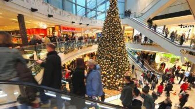 Noch wird gekauft: Weihnachtsstimmung in einem Einkaufscenter. FOTO: DPA