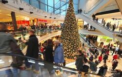 Noch wird gekauft: Weihnachtsstimmung in einem Einkaufscenter. FOTO: DPA