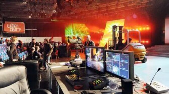 In Halle C2 wird noch kräftig an der TV-Kulisse gebastelt, doch Kameras und Bildschirme sind schon in Position. GEA-FOTO: PACHER