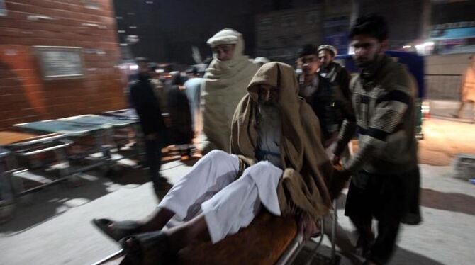 Ein Erdbebenopfer wird in Peschawar ins Krankenhaus geschafft. Foto: Arshad Arbab