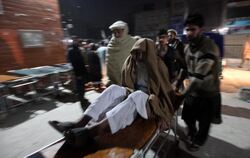 Ein Erdbebenopfer wird in Peschawar ins Krankenhaus geschafft. Foto: Arshad Arbab