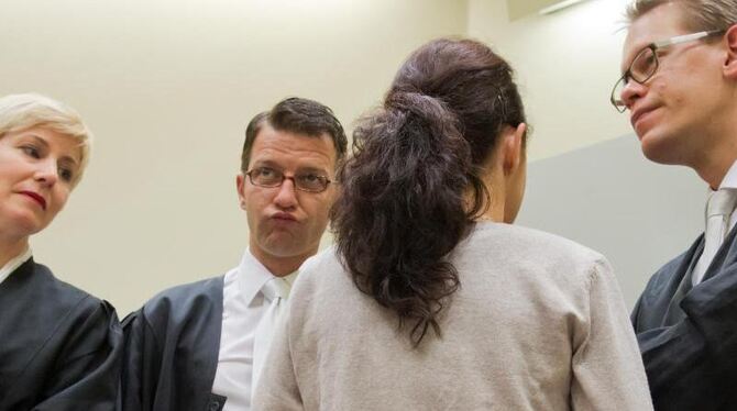 Beate Zschäpe im Gerichtssaal in München mit ihren Anwälten Anja, Wolfgang Stahl und Wolfgang Heer (v.l.). Foto: Peter Kneffe