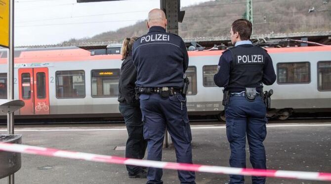 Polizeibeamte auf dem abgesperrten Bahnsteig in Herborn. Heiligabend war hier ein 46 Jahre alter Polizist getötet worden. Fot