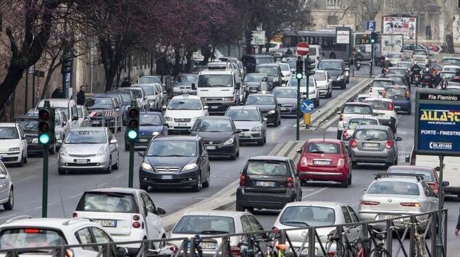Autoverkehr in Rom. Mit Hilfe von Fahrverboten soll jetzt die Luftbelastung verringert werden. Foto: Massimo Percossi