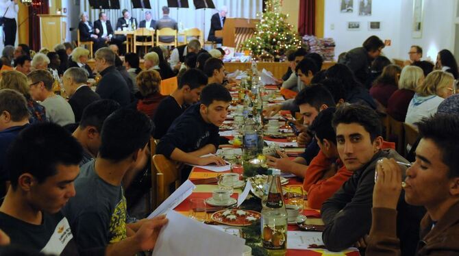 Heiligabend gemeinsam feiern: Im Kolpinghaus waren dieses Mal fünfzig jugendliche Flüchtlinge mit dabei. GEA-FOTO: MEYER