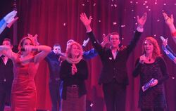 Große Freude zum Showfinale: Iris Goldack vom GEA-Marketing (von rechts), Zirkusdirektor Michel Sperlich und Wirbelwind-Vorstand