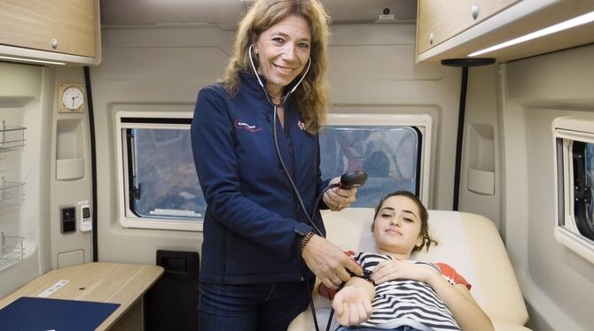 Das Arztmobil fährt künftig die Flüchtlingsunterkünfte im Landkreis an. Die Idee dazu kam von Notärztin Lisa Federle (links). Fi