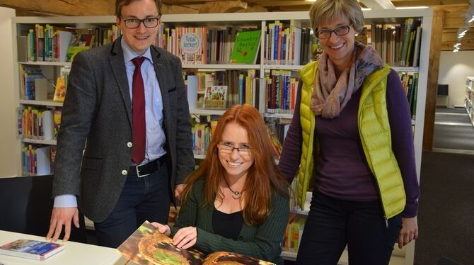 Leseecken gibt es in der neuen Gomaringer Bücherei genug: Bürgermeister Steffen Heß und die beiden Bibliothekarinnen Karin Föll