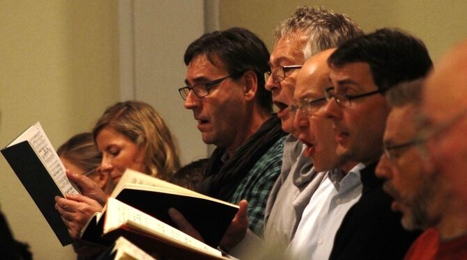 Konzentrierter Blick in die Noten: Das Publikum wird zum Mitsing-Chor im Singalong-Projekt in der Kreuzkirche mit Bachs "Weihnac