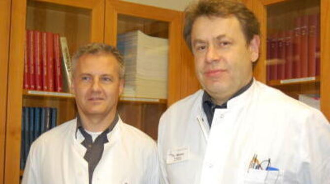 Spezialisten für Darm und Lunge: die noch dienstjungen Chefärzte Dr. Frank Houben (links) und Dr. Joachim Weber. FOTO: PFISTERER
