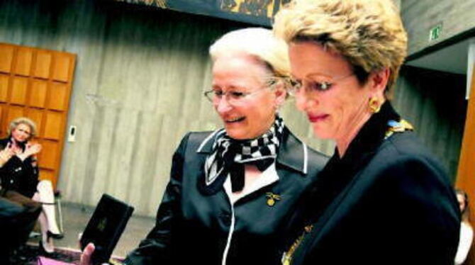 Für ihre besonderen Verdienste wurde Margret Grimm (links) von OB Bosch mit der Bürgermedaille in Gold ausgezeichnet.  FOTO: PAC