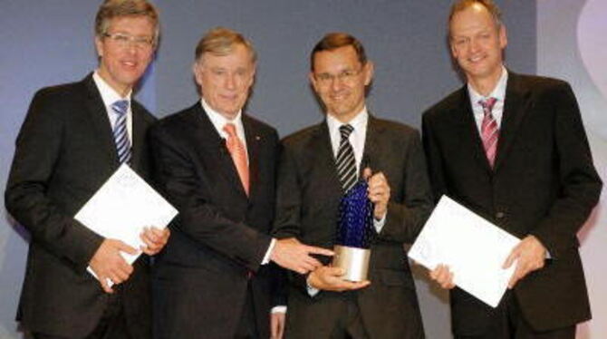 Bundespräsident Horst Köhler nach der Überreichung des Deutschen Zukunftspreises 2008 mit den Preisträgern, Frank Melzer (l), Ji