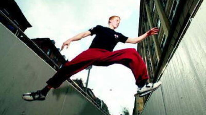 Martin Heinrich aus Stuttgart springt bei einem Training der Trendsportart Le Parkour in der Stuttgarter Innenstadt von einer Wa