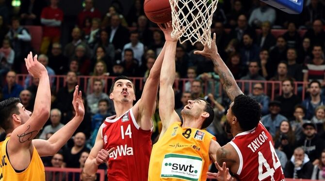 Tigers-Routinier Aleksandar Nadjfeji (Mitte) im Kampf um den Ball.  GEA-FOTO: PACHER