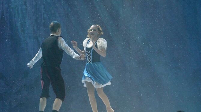 Zwei Akteure des Circus on Ice als Gerda und Kay, die sich im Reich der Schneekönigin wieder begegnen. GEA-FOTO: KNAUER