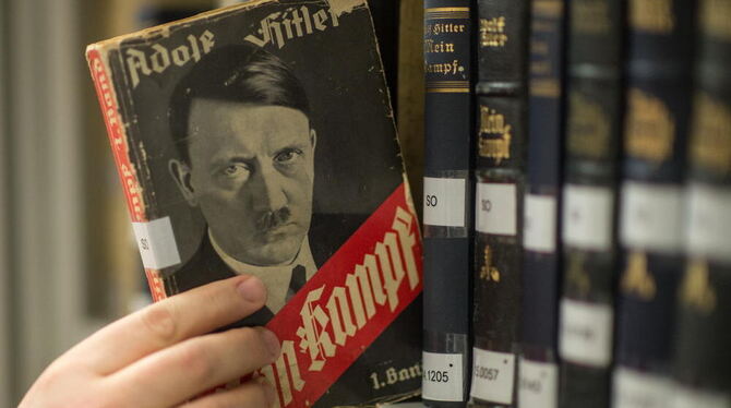 Verschiedene Ausgaben von Adolf Hitlers Schrift »Mein Kampf« mit einem Portrait Hitlers besitzt das  Institut für Zeitgeschichte
