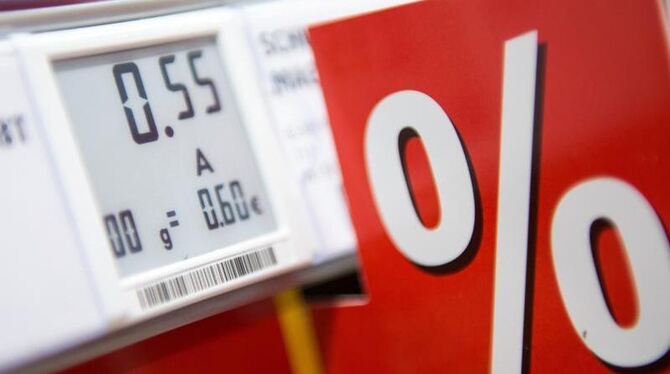Ein elektronisches Preisschild in einem Supermarkt. Foto: Marius Becker/Symbolbild