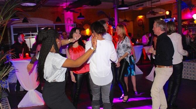 , ausgelassene Stimmung, eine Prise Kultur (Foto Mitte beim Silvestervarieté im franz.K) und ein nach Mitternacht vom Feuerwerk völlig vernebelter Marktplatz (Foto unten links). FOTOS: SPIESS