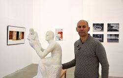 »Die Erschaffung«, Skulptur aus Carrara-Marmor. Der neue Vorsitzende mit einem seiner drei Beiträge zur Jahresausstellung der Kü