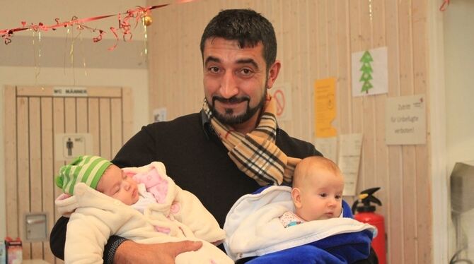 Hausmeister und mehr in der Ofterdinger Flüchtlingsunterkunft: Mustafa Duran mit Violetta, zum Zeitpunkt der Fotografie zwei Mon