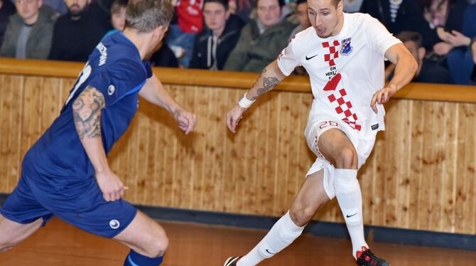 Bastian Bischoff (links, TuS) bedrängt Croatia-Spieler Kevin Nikolaci.  GEA-FOTO: PACHER