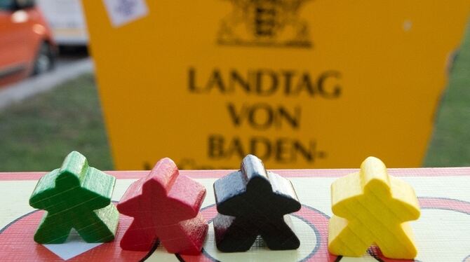 Welche Farben gewinnen? Spielfiguren in den Farben Grün, Rot, Schwarz und Gelb stehen vor dem Landtag in Stuttgart