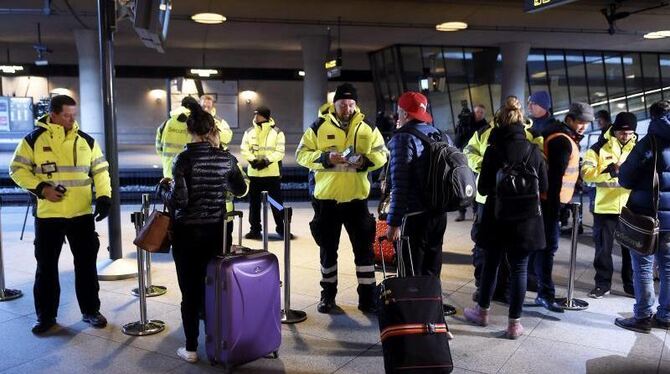 Passkontrollen am Bahnhof Kastrups bei Kopenhagen: Mitarbeiter von Verkehrsunternehmen überprüfen derzeit jeden Passagier in