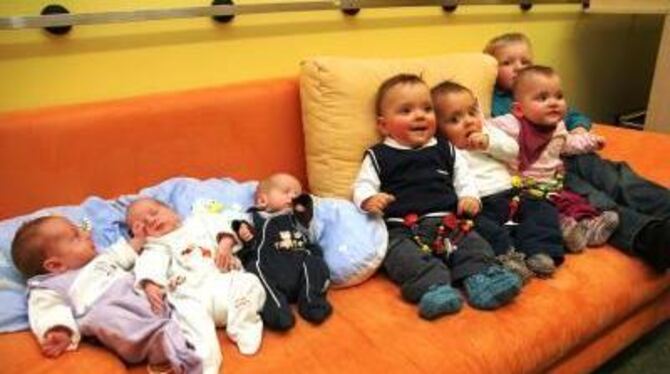 Zwei Mal drei macht sechs plus eins: Das Trio Anna, Hannes und Lorenz (von links) und ihre neun Monate älteren &raquo;Kollegen&l