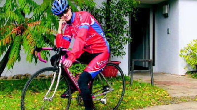 Junger Sportler in Denkerpose: Tobias Walz auf seiner Rennmaschine vor dem Internat des Mössinger Firstwald-Gymnasiums.  FOTO: W