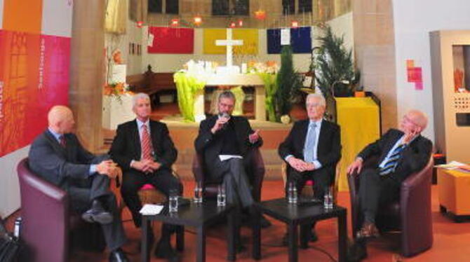Schwieriges Thema, kompetente Redner in der Reutlinger Citykirche (von links): Dr. Hans Hammann, Dr. Dietmar Beck, Moderator Dr.