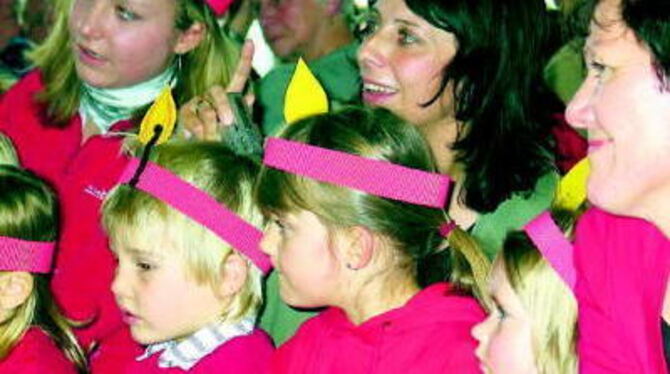 Die Kinder des integrativen Kindergartens &raquo;Kunterbunt&laquo; in Münsingen zeigten im Dezember 2005 bei der Lebenshilfe-Fei