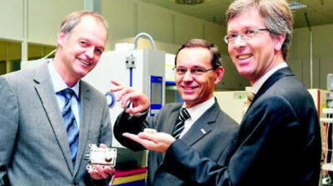 Das Bosch-Team (von rechts) Frank Melzer, Jiri Marek und Michael Offenberg. Sie alle halten einen Sensor in der Hand - beim Blic