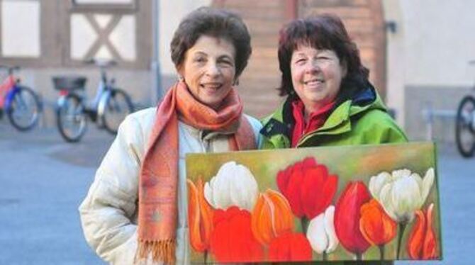 Das Tulpenbild von Emmy Boley (rechts, mit der Vorsitzenden Maria Bonfert, links) wird bei der Ausstellung der &raquo;Kreativen