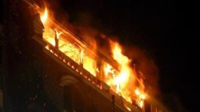 Terror statt Luxus: Flammen schlagen aus dem Taj Hotel in Bombay. FOTO: DPA