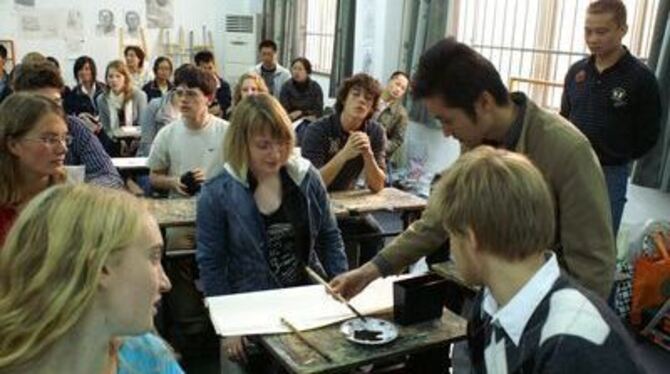 Der chinesische Kalligrafie-Unterricht kam bei den Schülern aus Reutlingen gut an. FOTO. PR